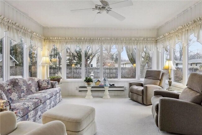 Building Photo - Charming 3-bedroom, 2-bathroom home located in the heart of Woodbury