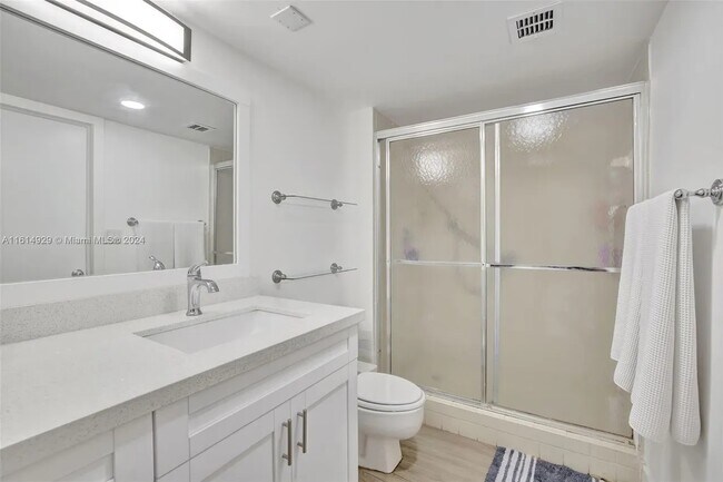 Baño privado - 900 NE 195th St