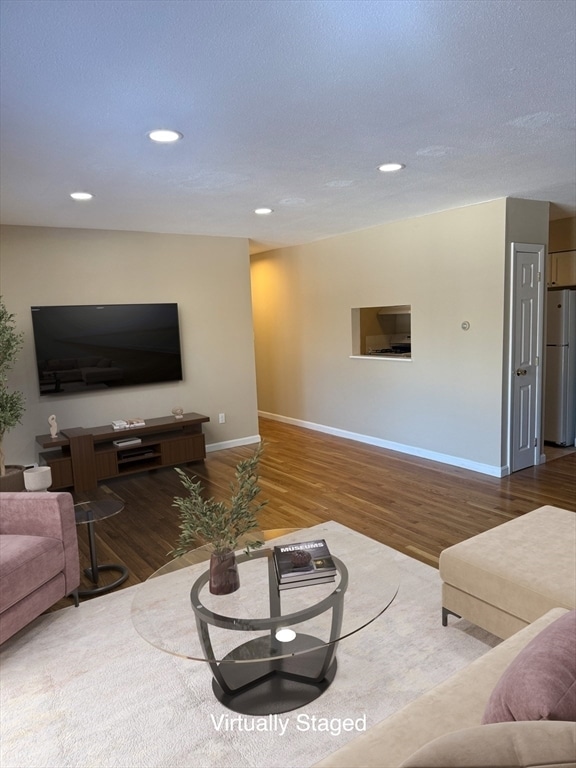 Building Photo - 10 Crescent Dr