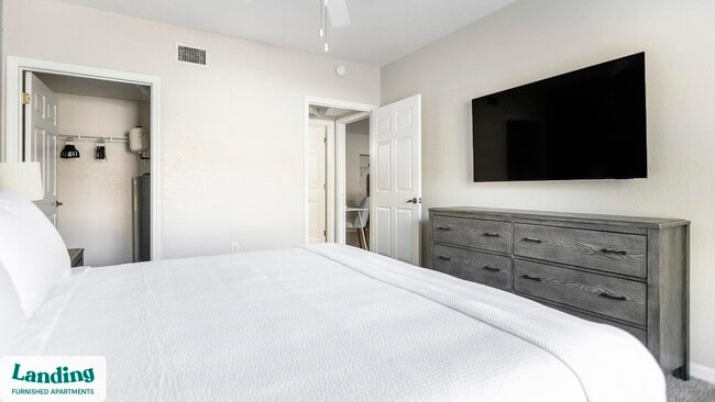 Building Photo - 3695 Island Club Dr