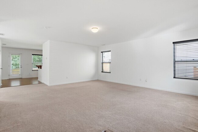 Foto del edificio - Spacious 4BR Home with New Carpet & Fenced Backyard