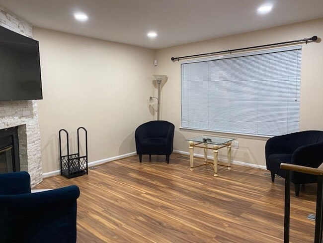 Building Photo - Mount Lubentia Court W.
