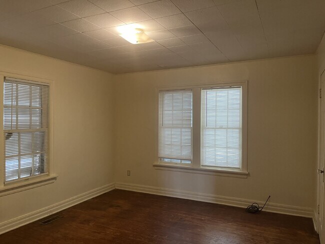 Building Photo - "Charming 2-Bedroom unit in Prime Oklahoma...