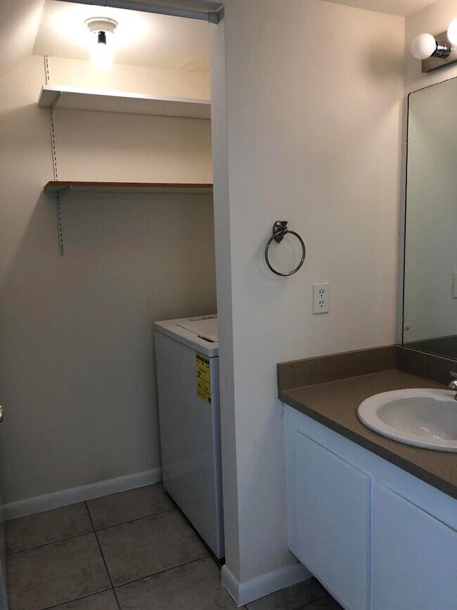 Building Photo - 803 Sandtree Dr