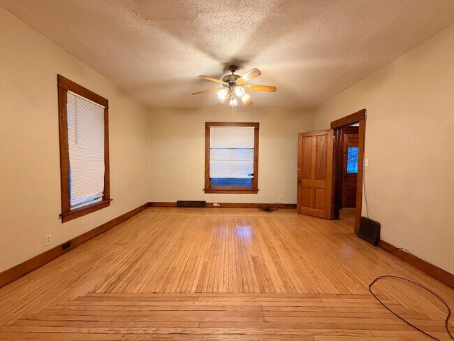 Foto del edificio - Spacious 3 bed 2 bath house $950