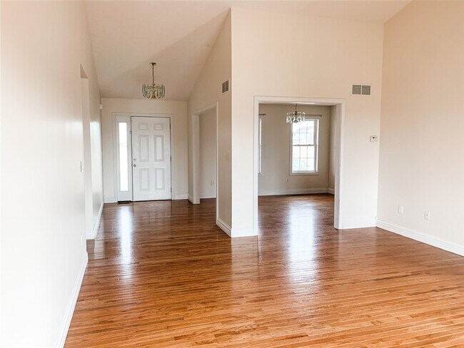 Building Photo - 545 Genrose Dr