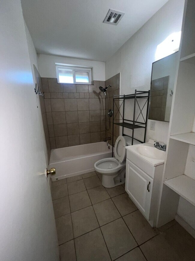 Foto del edificio - AVAILABLE NOW