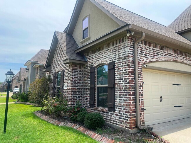 Foto del edificio - Stunning 4-Bedroom 3-Bath Home for Lease i...
