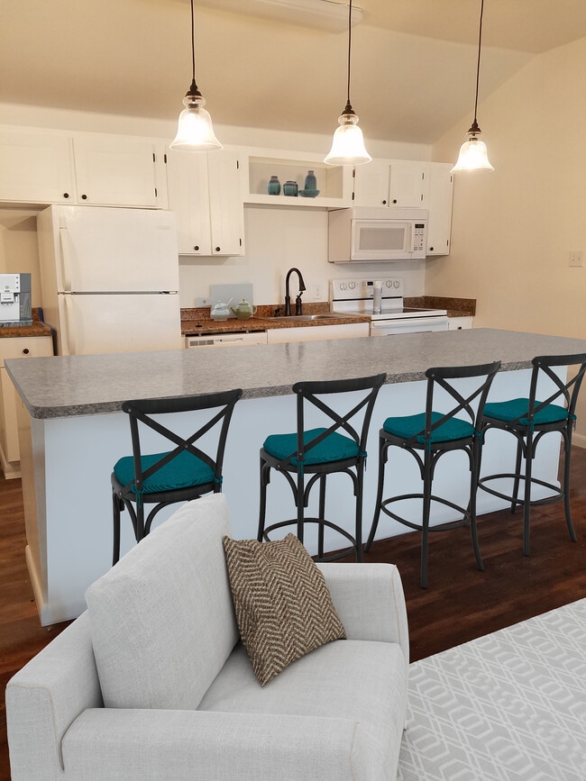 Full kitchen and island - 1654 Skyline Dr