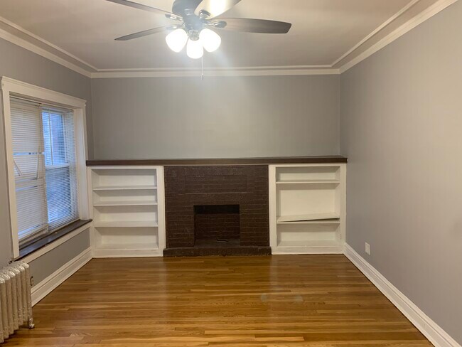 Living Room - 5352 N Winthrop Ave