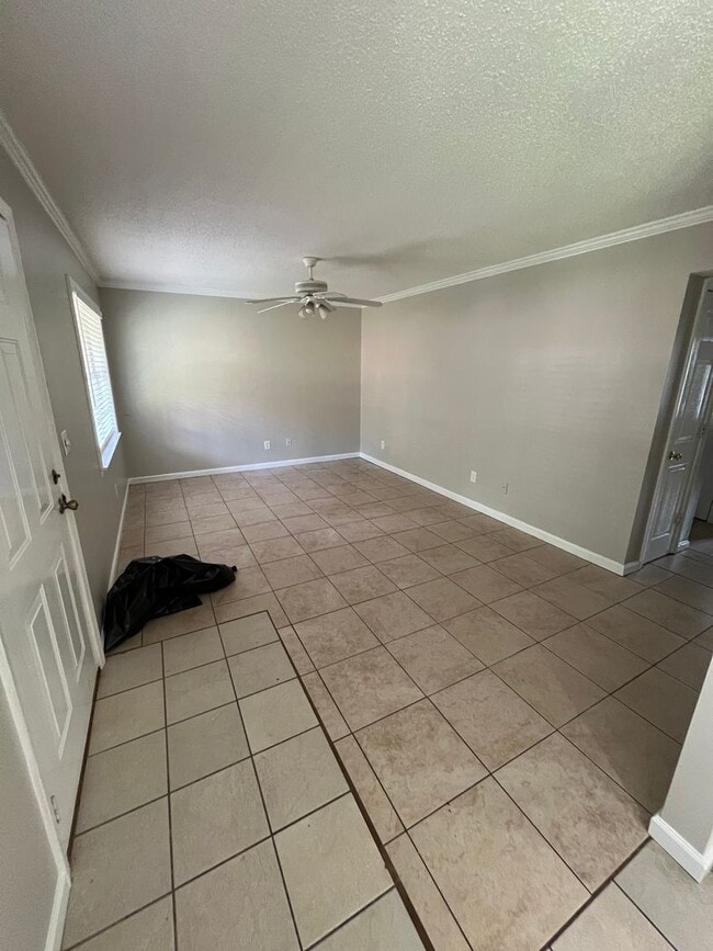 Building Photo - 2 Bed 1 Bath Near Campus! Water/Sewer/Trash Included In Rent!!