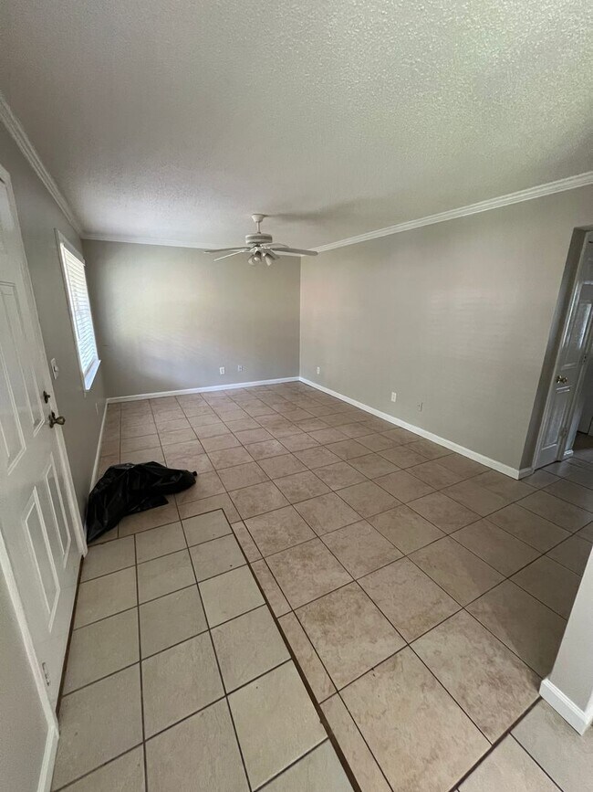 Foto del edificio - 2 Bed 1 Bath Near Campus! Water/Sewer/Trash Included In Rent!!