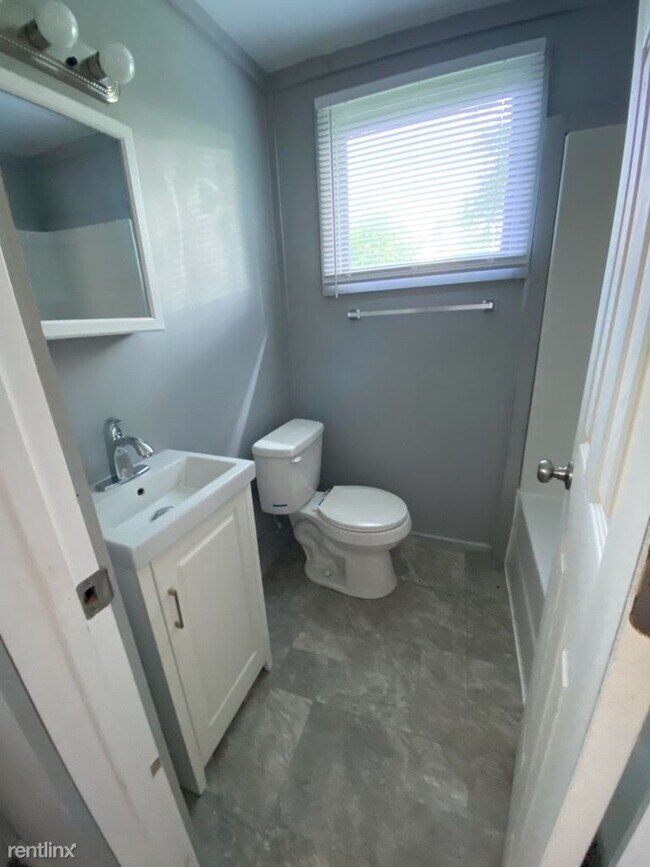 Building Photo - 1 br, 1 bath House - 409 East Walnut Street