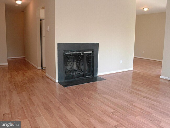Building Photo - 13-B E Daisy Ln