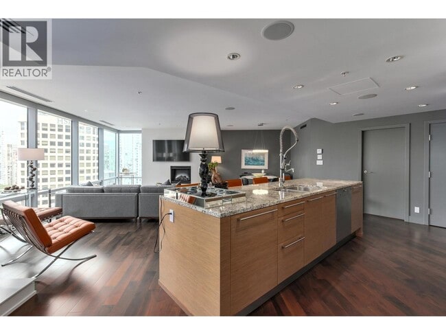 Building Photo - 1111 Alberni St