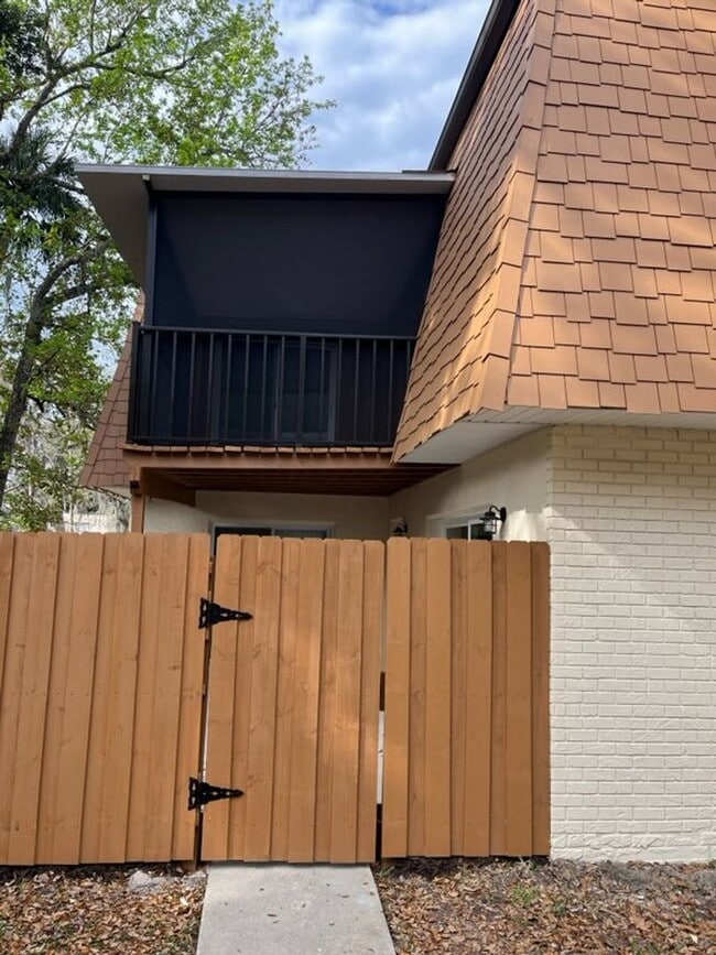 Building Photo - Fully Remodeled - 2/2 Townhome in Central ...