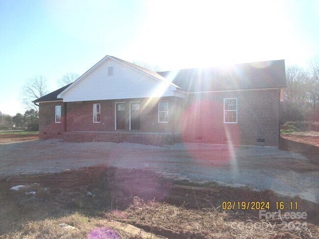 Foto del edificio - 403 Brook Iii School Rd