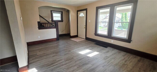 Building Photo - 147 Brighton Dr