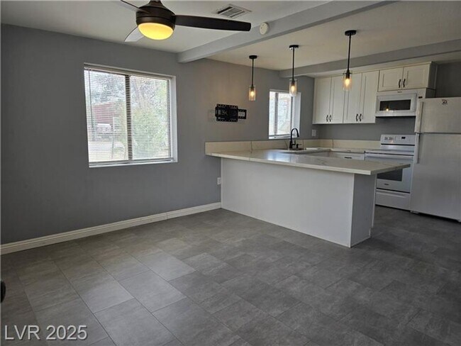 Foto del edificio - Remodeled Single-Story Duplex