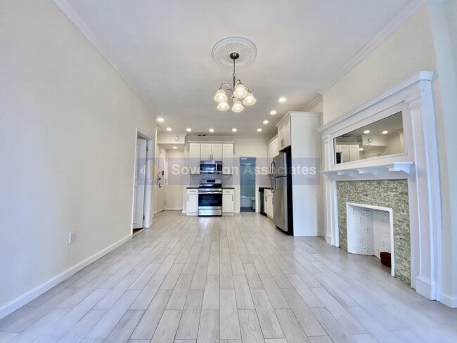 Building Photo - 320 W 106th St