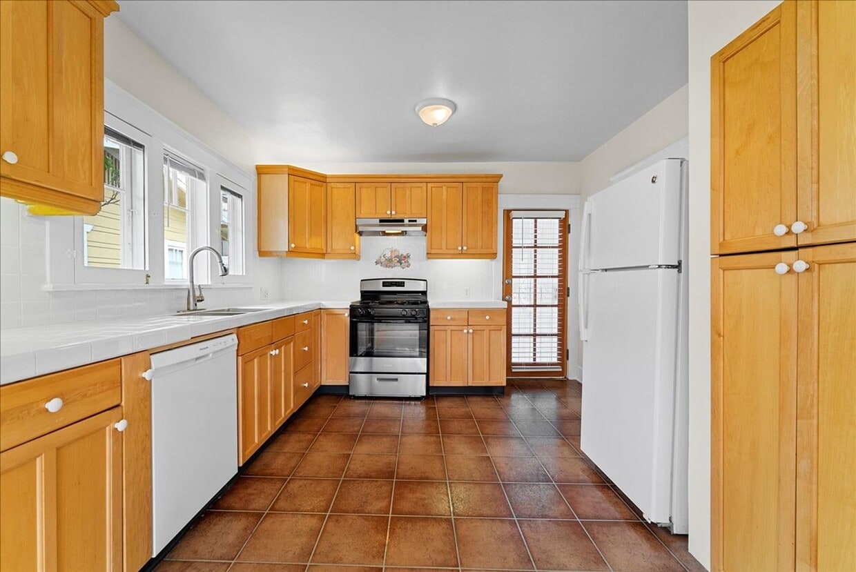 Primary Photo - Cottage Style Apartment - Two blocks from ...