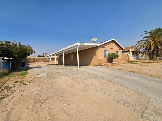 Foto del edificio - A Very Nice and Clean 3 Bedroom Single Sto...