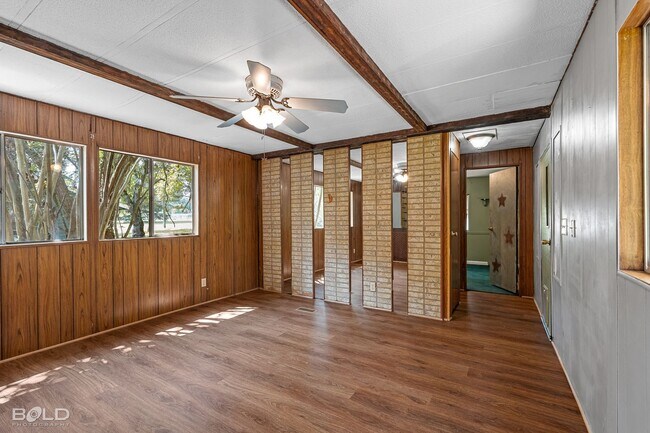 Foto del edificio - 589 N Main St