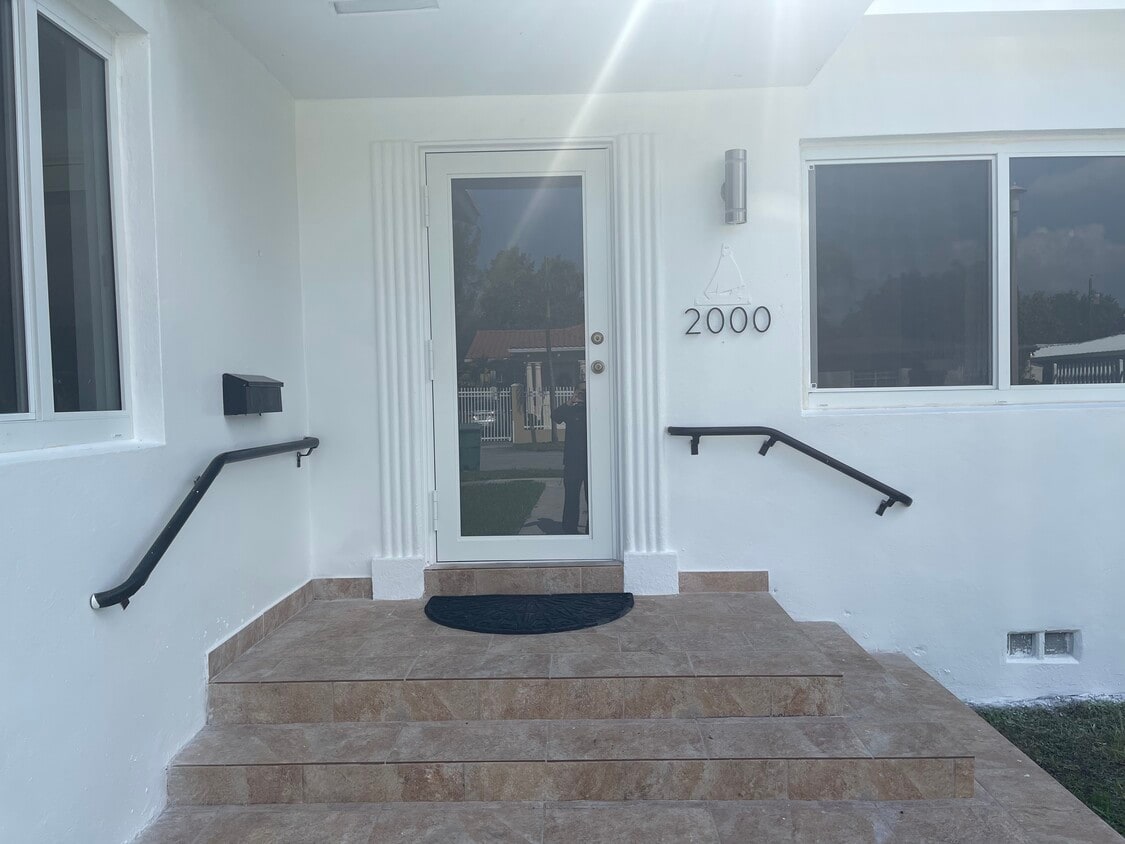 Photo - 2000 SW 17th St (Miami, FL)