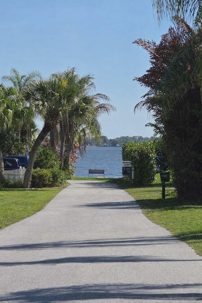 Foto del edificio - 1036 NE Wright Ave