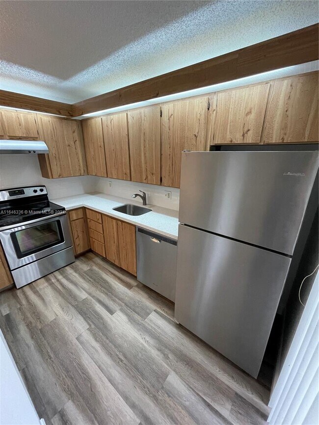 Building Photo - 1700 Embassy Dr