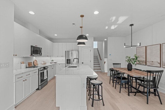 Foto del edificio - Luxurious New Construction 4BD, 4BA Downto...