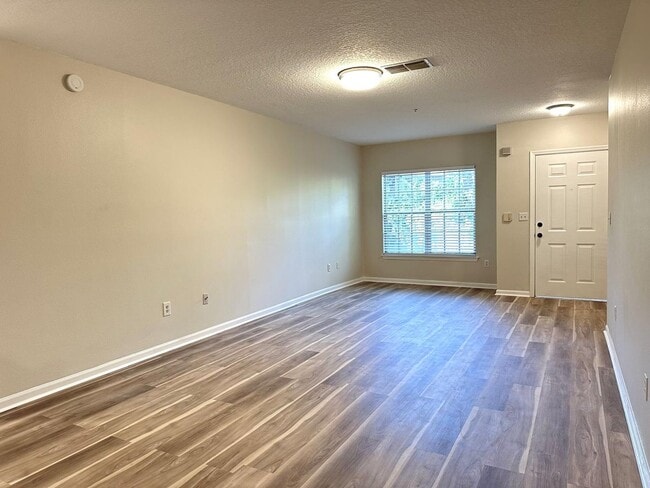 Building Photo - Freshly Updated Sunset Lake Condo (2 Bed, 2 Bath, 1st floor)
