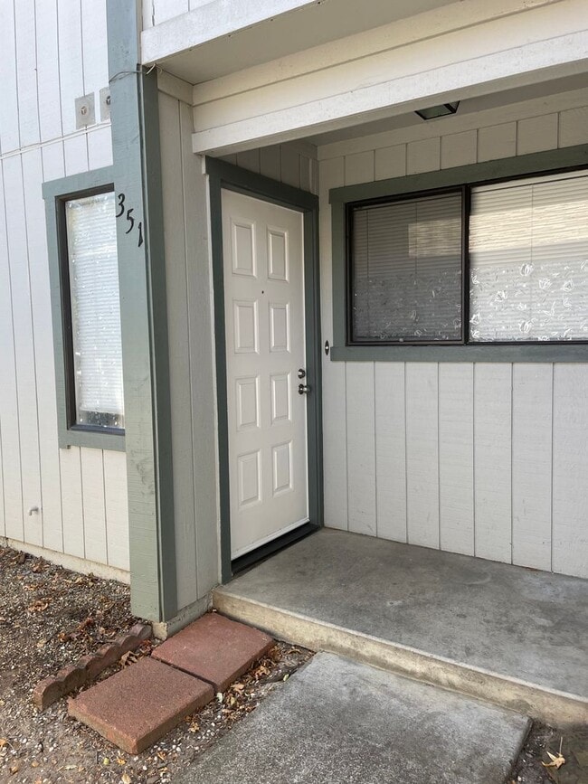 Building Photo - 3 bedroom 2.5 bath townhome Available now!