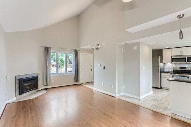 Foto del edificio - Spacious 3BR + Bonus Room / Office – Garag...