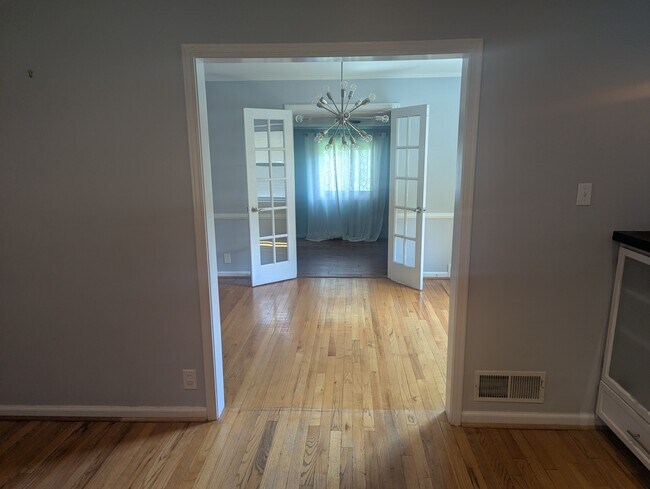 Foto del edificio - 7035 Warwick Rd