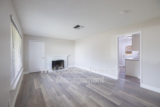 Building Photo - 7256 S Land Park Dr