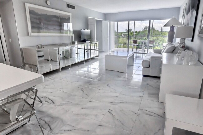 Building Photo - 2850 N Palm Aire Dr