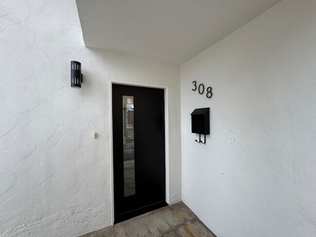 Building Photo - Recently Renovated 2 Bed / 2 Bath Apartmen...