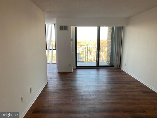 Building Photo - 2311 Pimmit Dr