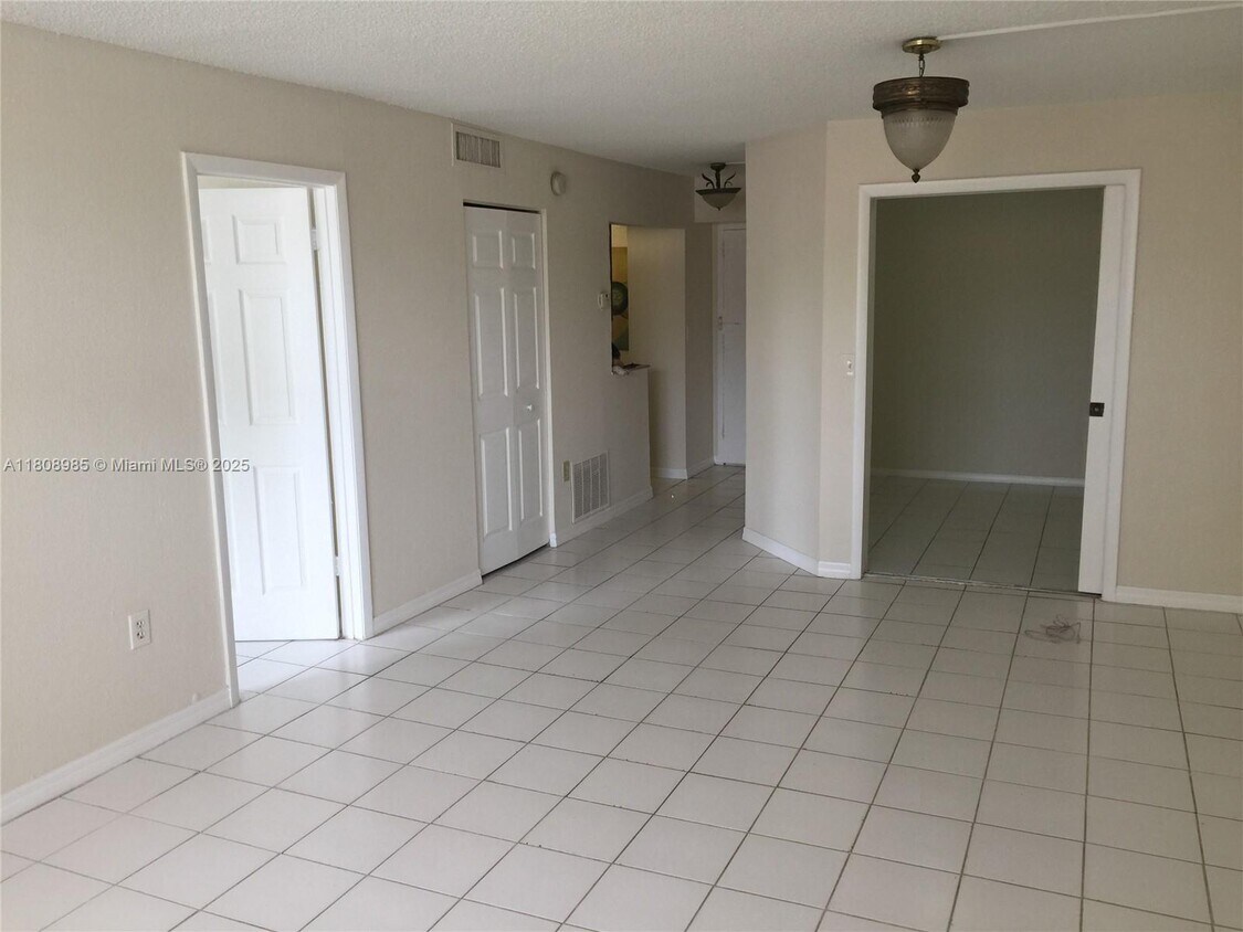 Foto principal - 1251 NE 108th St