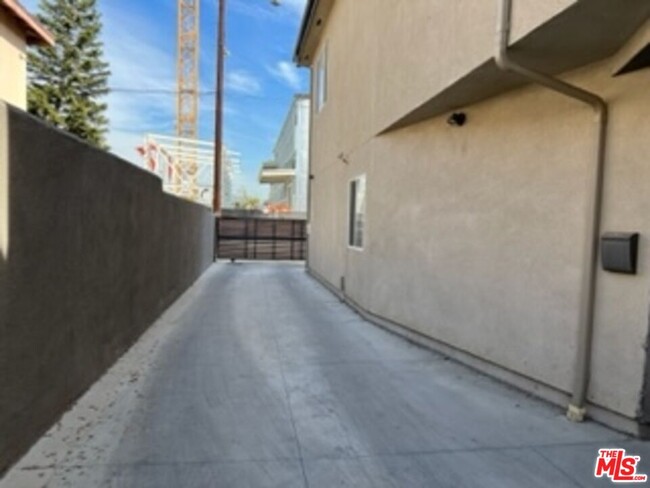 Foto del edificio - 6831 1/2-6831 1/2 Hinds Ave