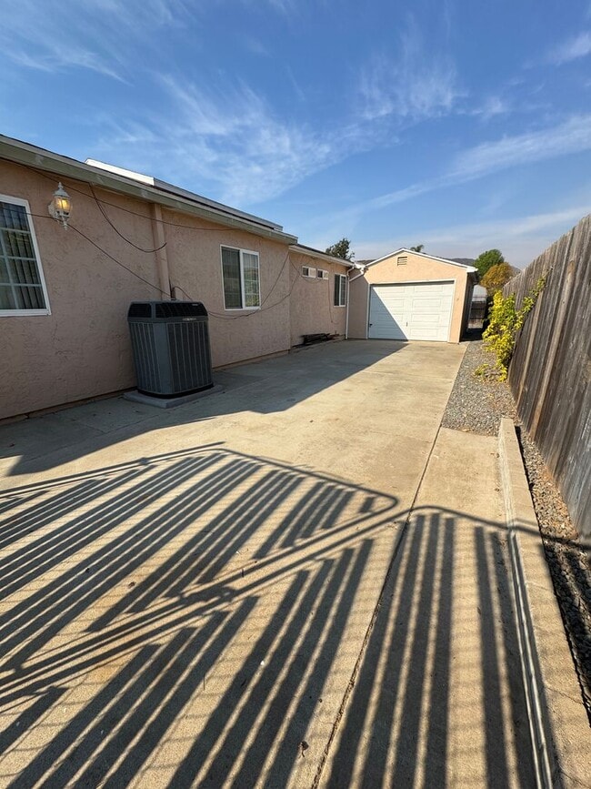 Building Photo - 5 Bedroom, 3.5 Bath, Beautiful 1,856 SQ FT...