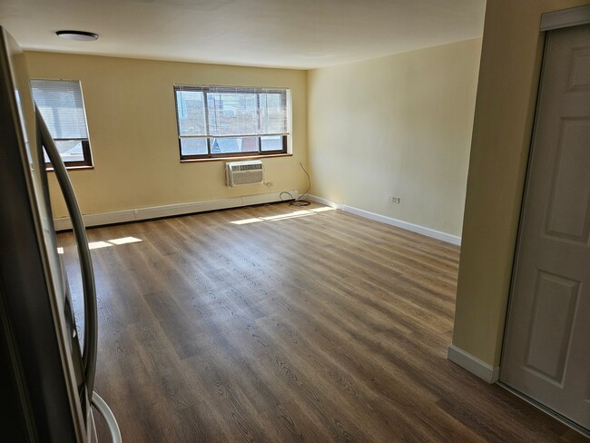 Building Photo - 607 W Wrightwood Ave