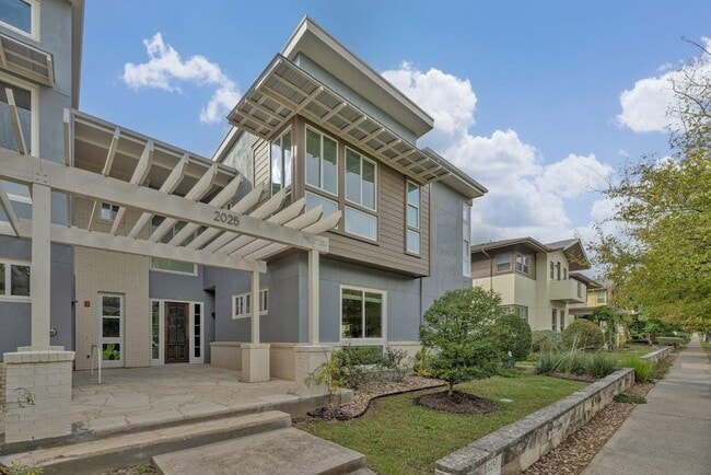 Building Photo - 2025 Simond Ave