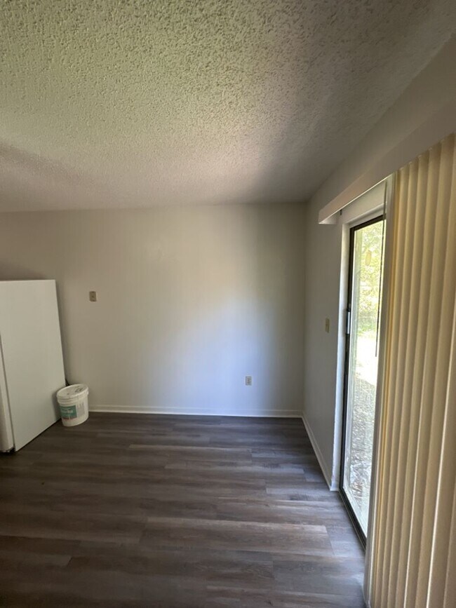 Building Photo - 917 Dryden Ave