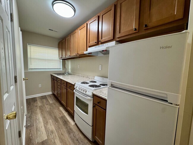 Foto del edificio - Updated 1-brm home - huge living room, brand new flooring, washer/dryer, new kitchen, new bathroo...
