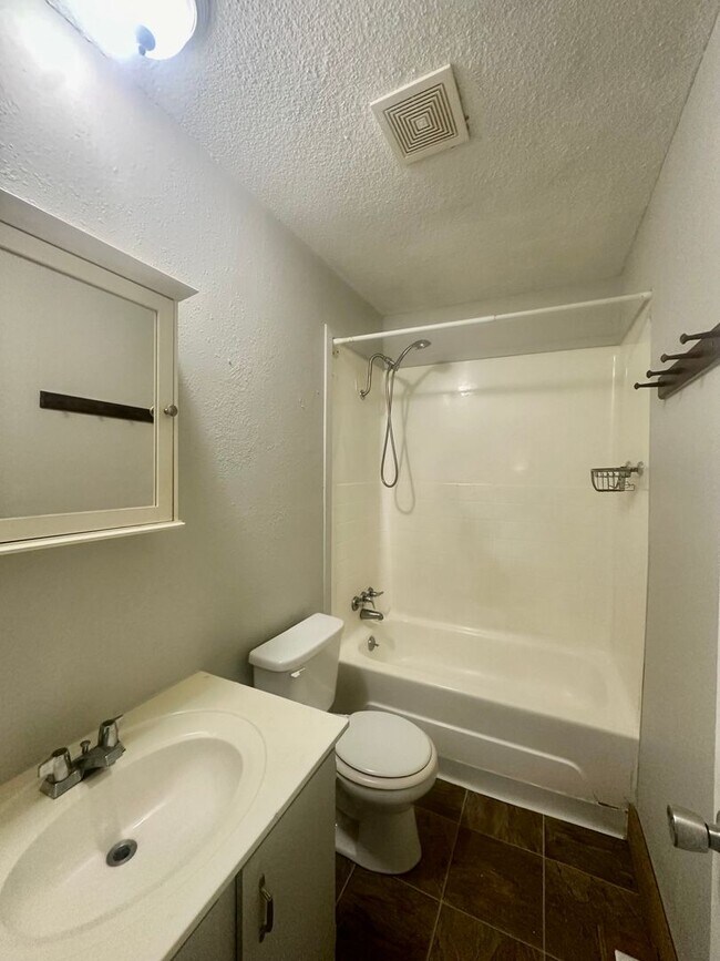 Building Photo - 410 NE Westwind Dr