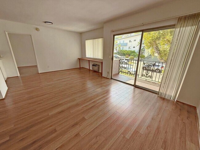 Foto del edificio - 10776 Rose Ave