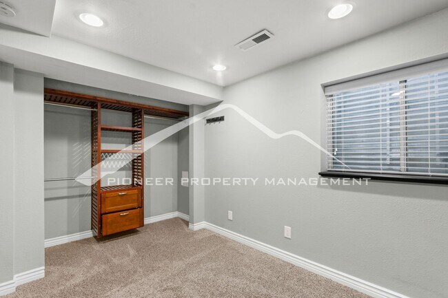 Building Photo - Spacious Townhome with Assigned Parking Space