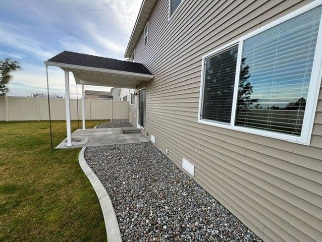 Building Photo - Newer Home in Post Falls!